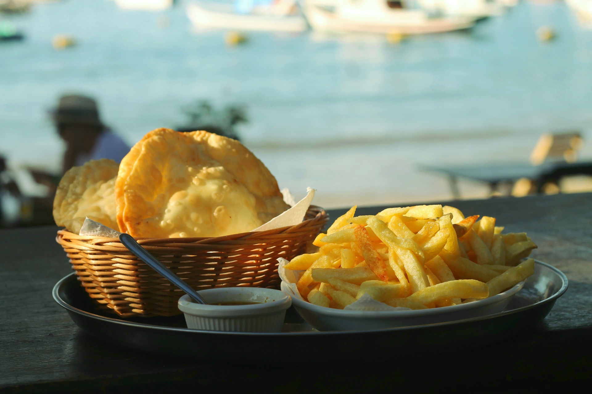 Pastéis e batatas fritas com vista para o mar