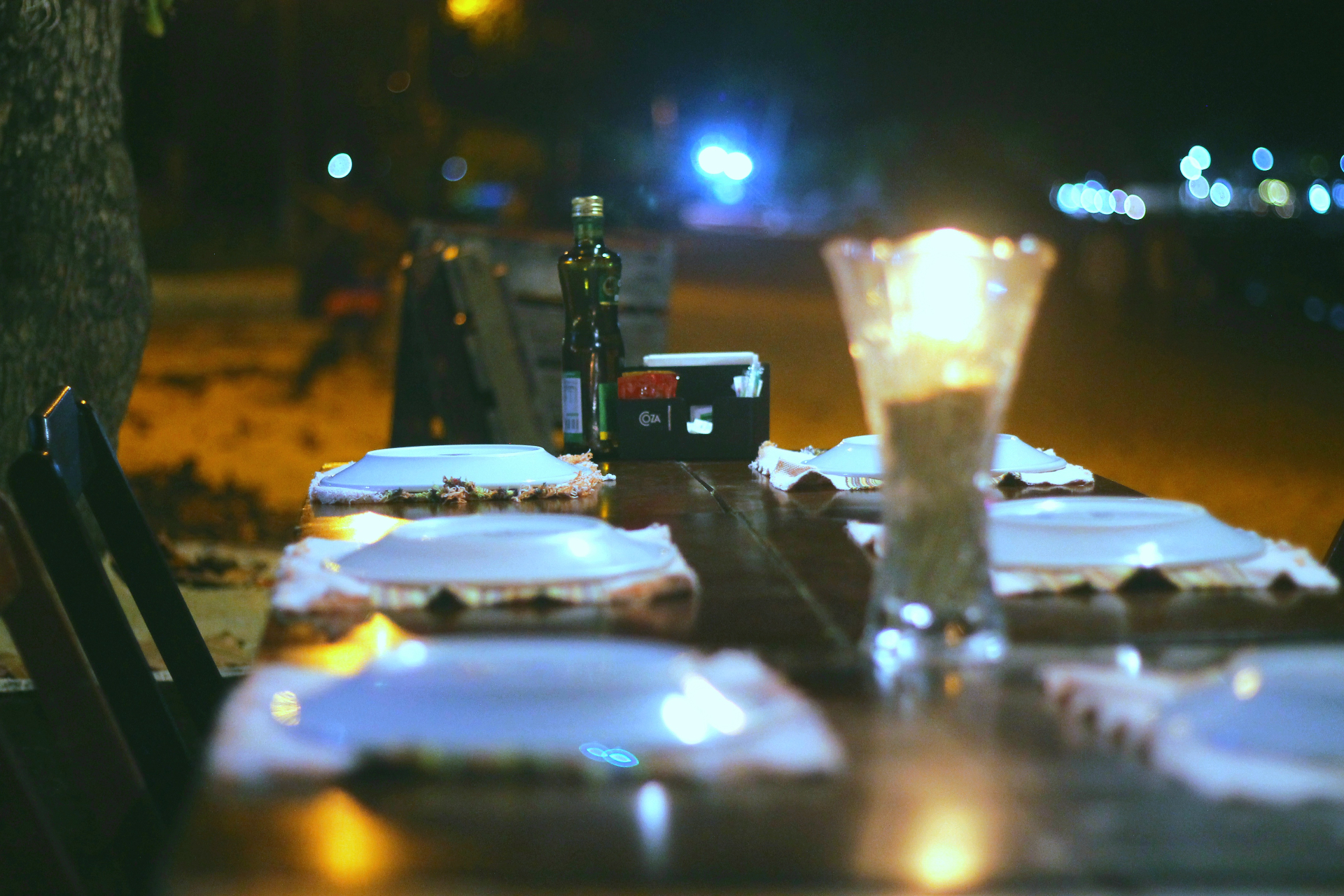 Mesa preparada à beira-mar à noite